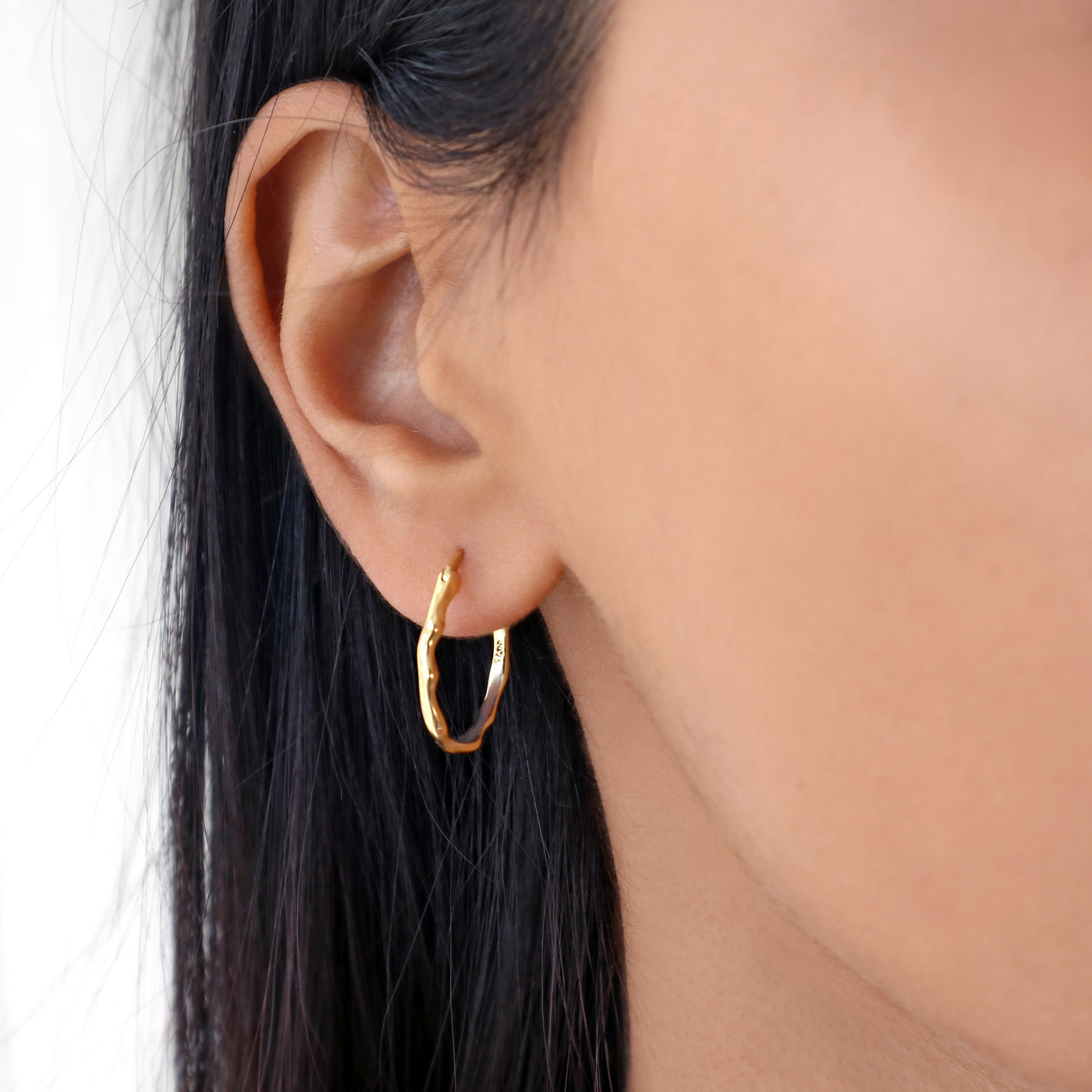 Minimal small irregular gold hoop earrings. Earring width & height: 2cm.Material: 18k gold-plated 925 sterling silver